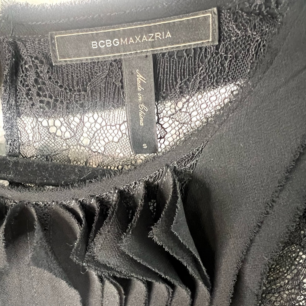 BCBG MaxAzria Sheer Lace Top Short Sleeves Pleated Detail Ethereal SZ S EUC - Picture 3 of 8